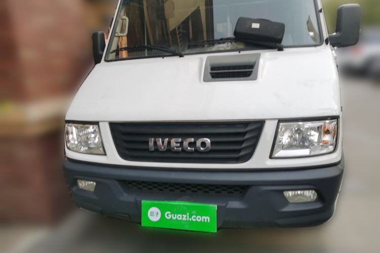 Used Iveco Daily 2021 2.5T A35 M1 Passenger Van 5-9 Seater Short Wheelbase Mid-Roof Design Dual Tires Side Sliding Door
