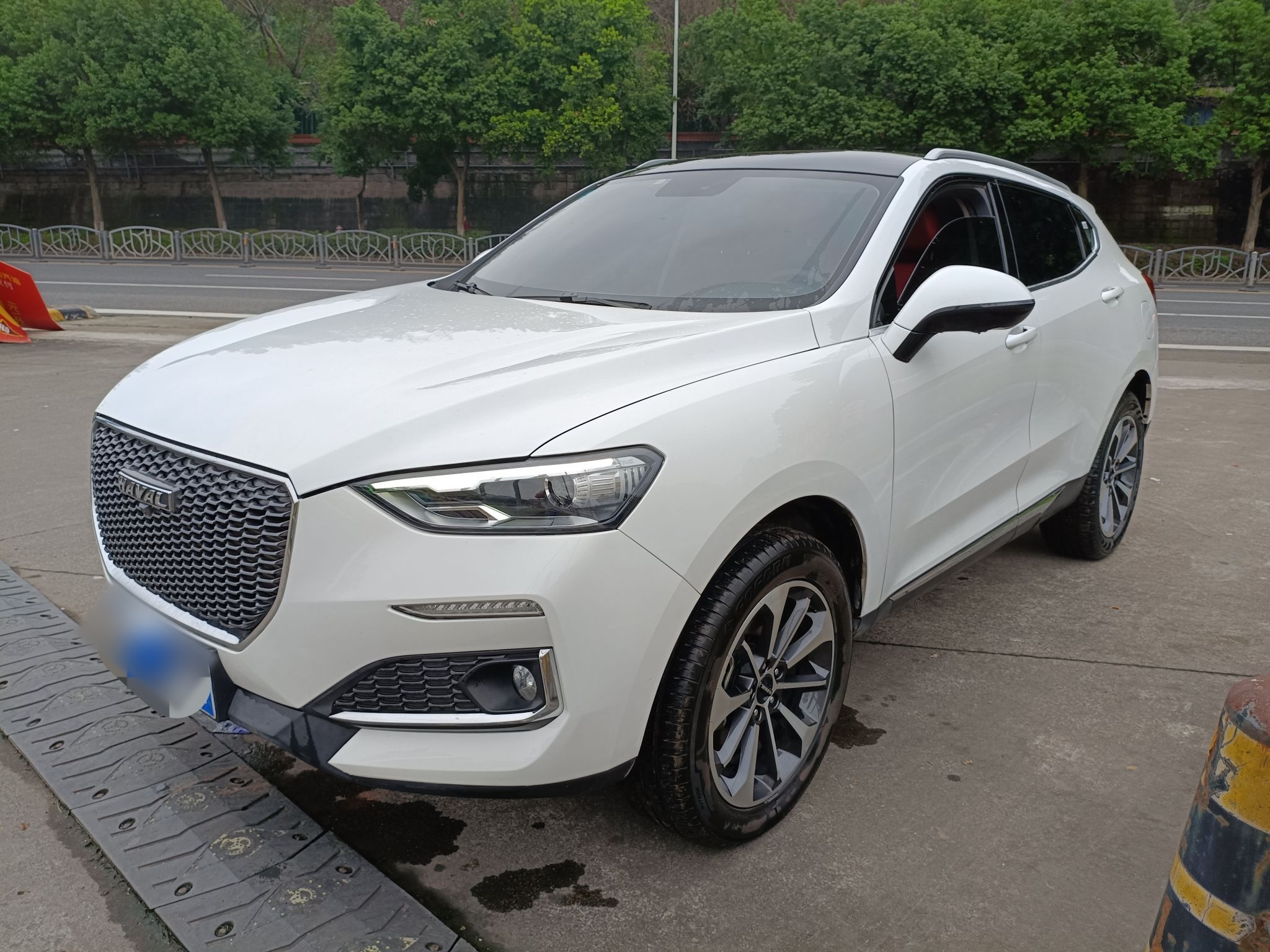 Под передней частью автомобиля