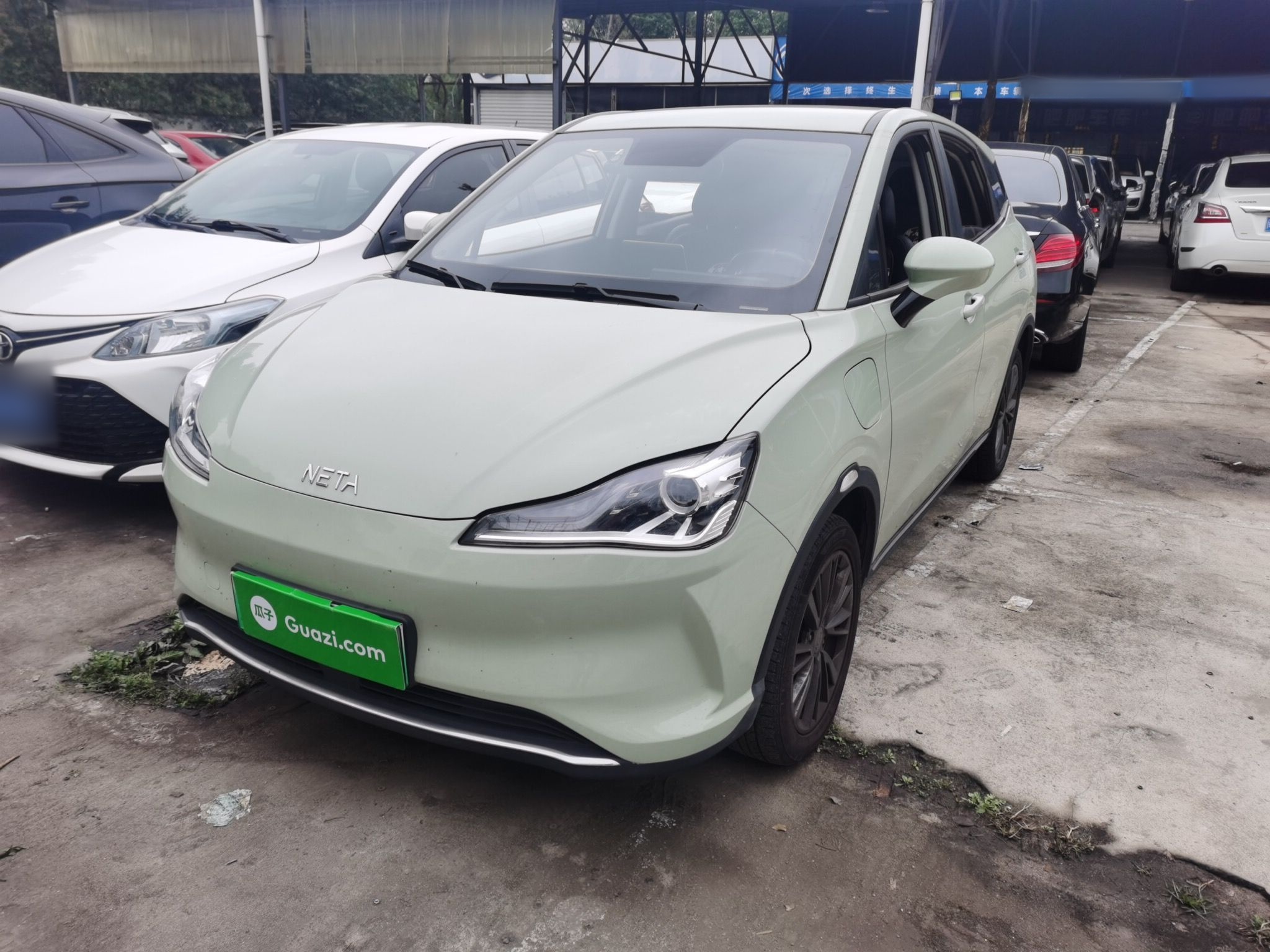 تحت مقدمة السيارة