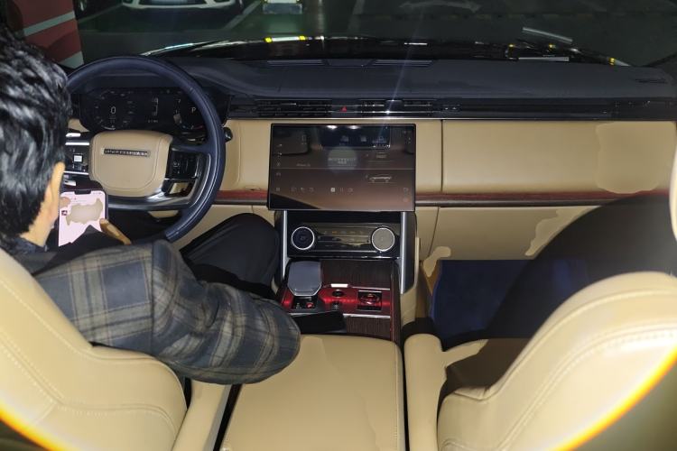 Used Land Rover Range 2023 3.0 L6 400 PS Prestige Seven-Seater Extended Version Center Console