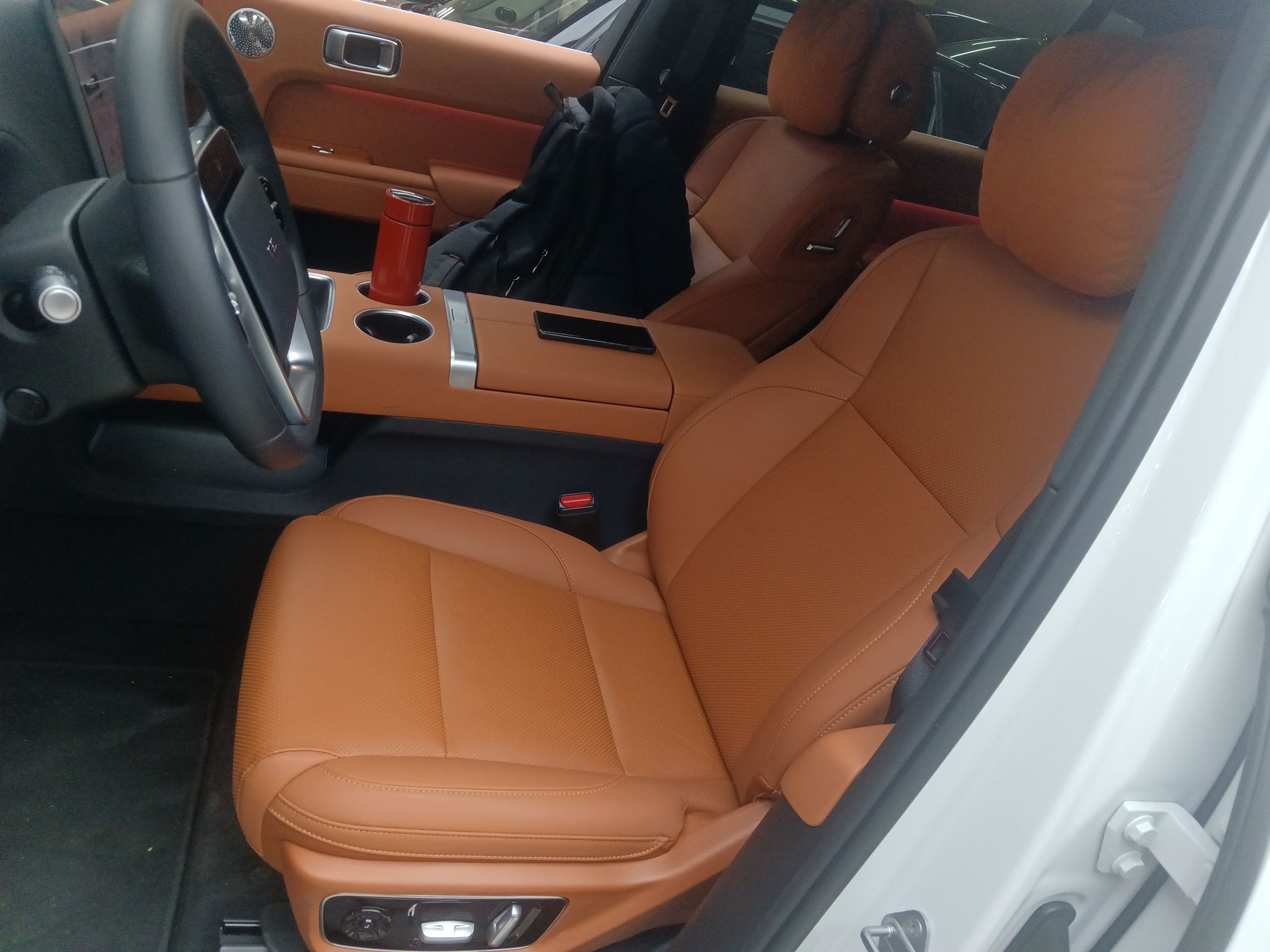 Переднее сиденье в автомобиле