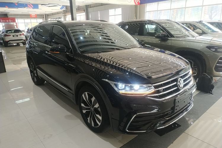 Used Volkswagen Tiguan L 2023 Restyled 330TSI Automatic Two-Wheel Drive R-Line Enhanced Comfort Version Front Right 45 Deg