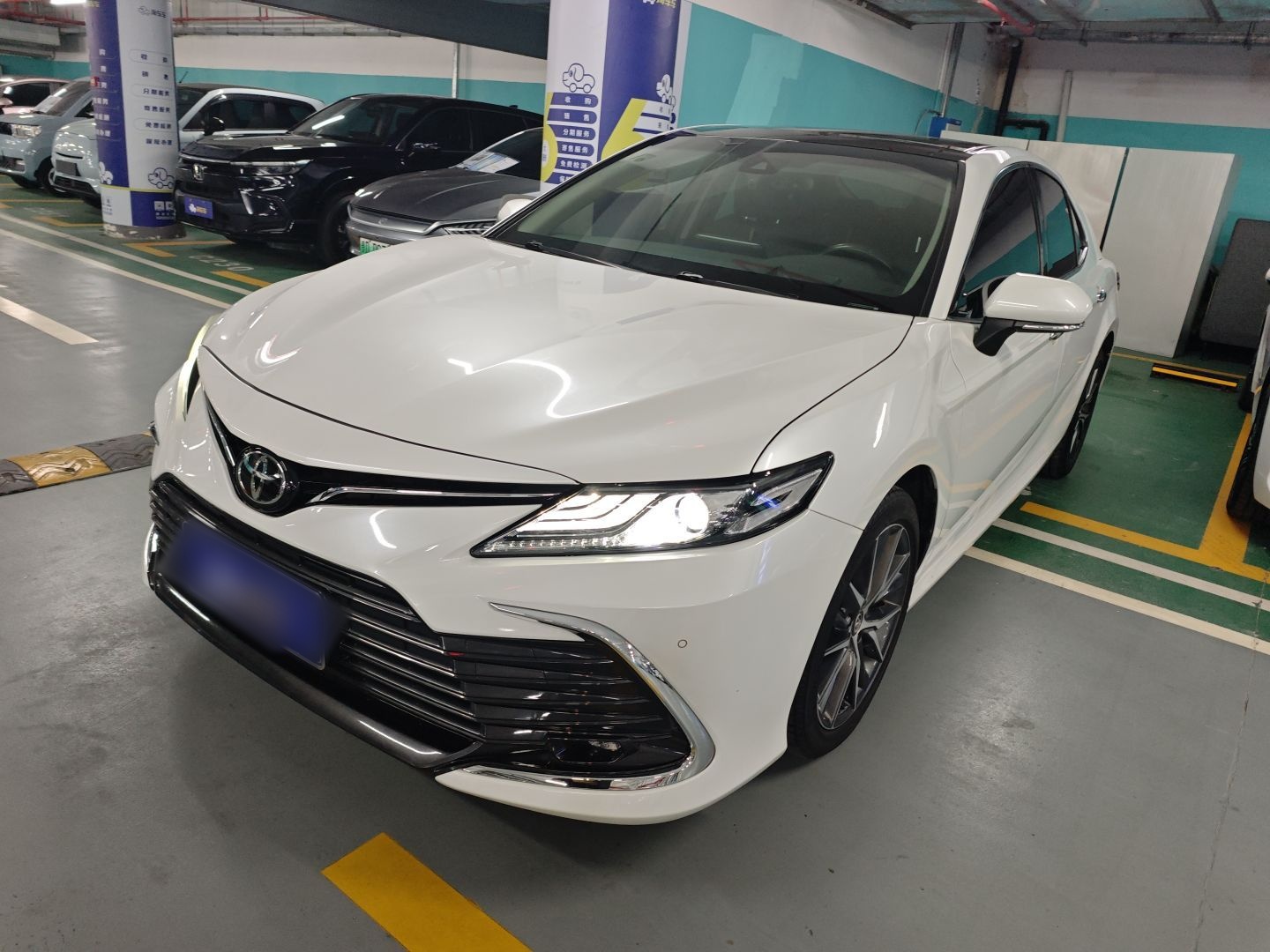 تحت مقدمة السيارة