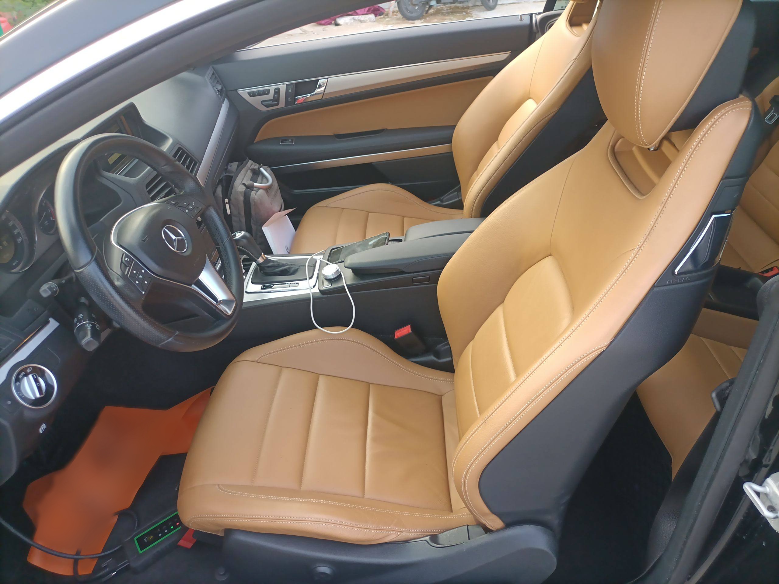 المقاعد الأمامية داخل السيارة