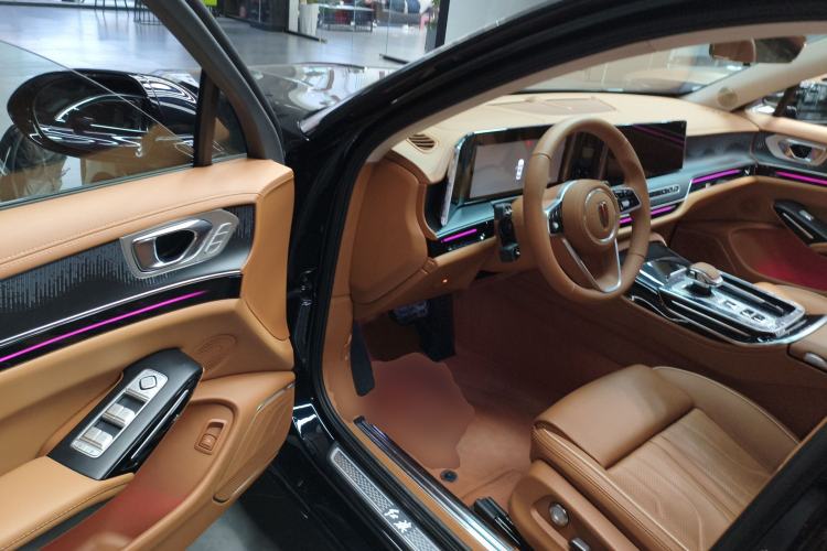 Used Hongqi H9 2025 Model Facelifted 2.0T Two-Wheel Drive Flag-Style Luxury Business Edition, 5 Seats
