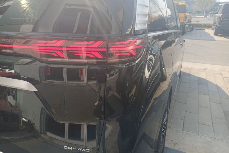 Used Denza D9 2025 DM-i Intelligent Drive 1020 Four-Wheel Drive Flagship Model