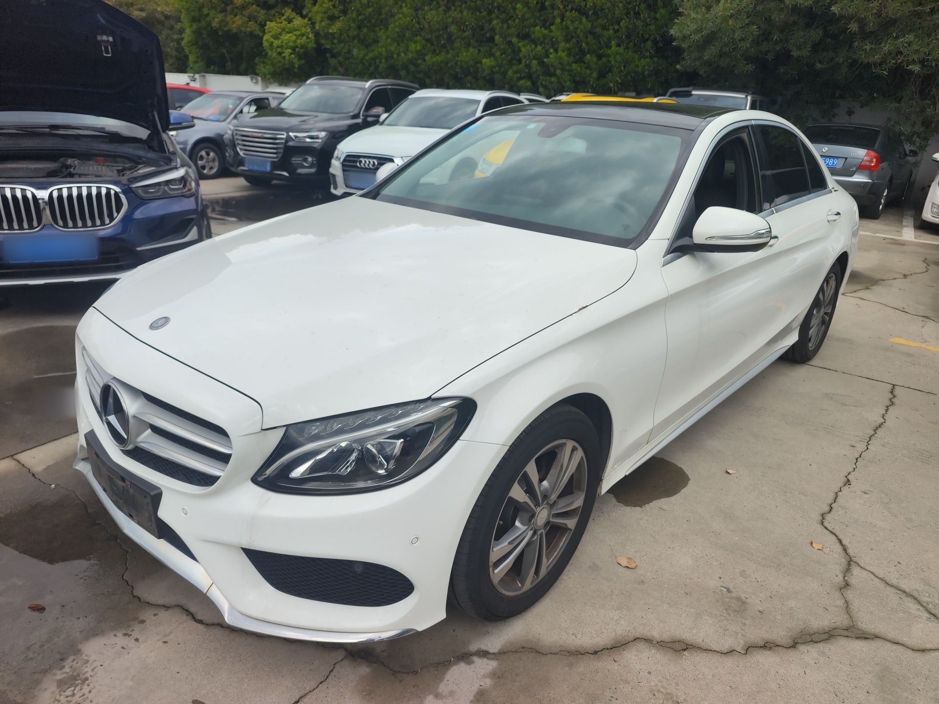 Под передней частью автомобиля