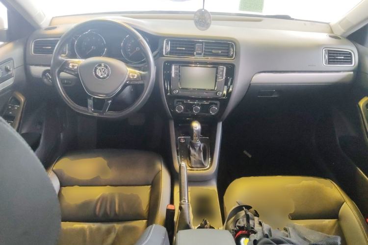 Used Volkswagen Sagitar 2018 1.6L Automatic Comfort Model Center Console