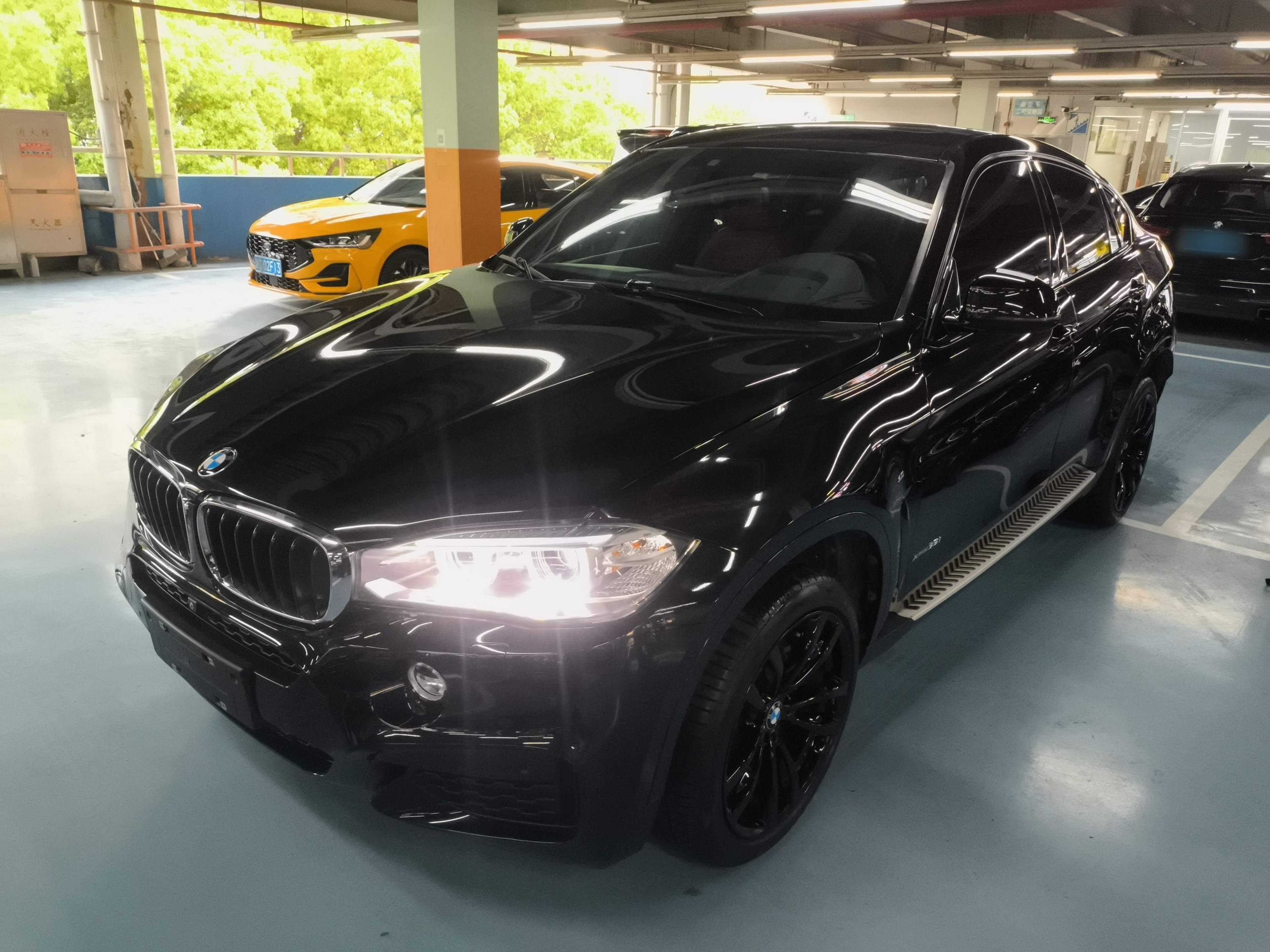 Под передней частью автомобиля