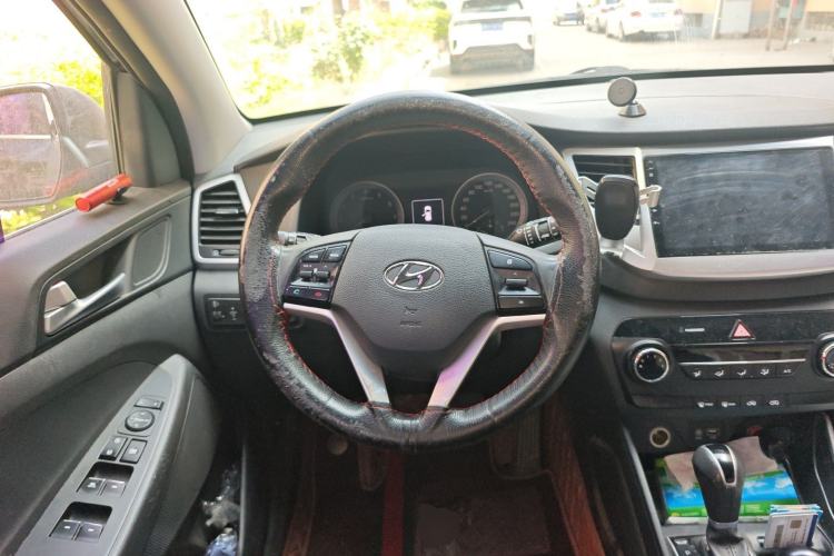 Used Hyundai Tucson 2015 2.0L Automatic Two-Wheel Drive Smart Version
