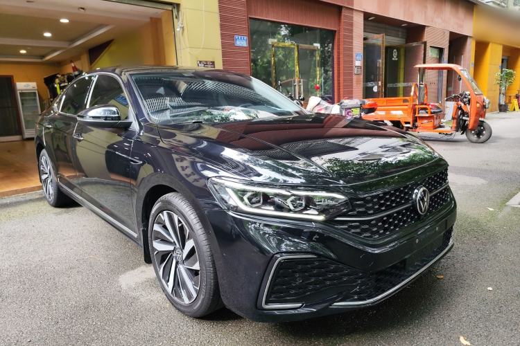 Used Volkswagen Passat 2022 330TSI Starry Luxury Edition Front Right 45 Deg