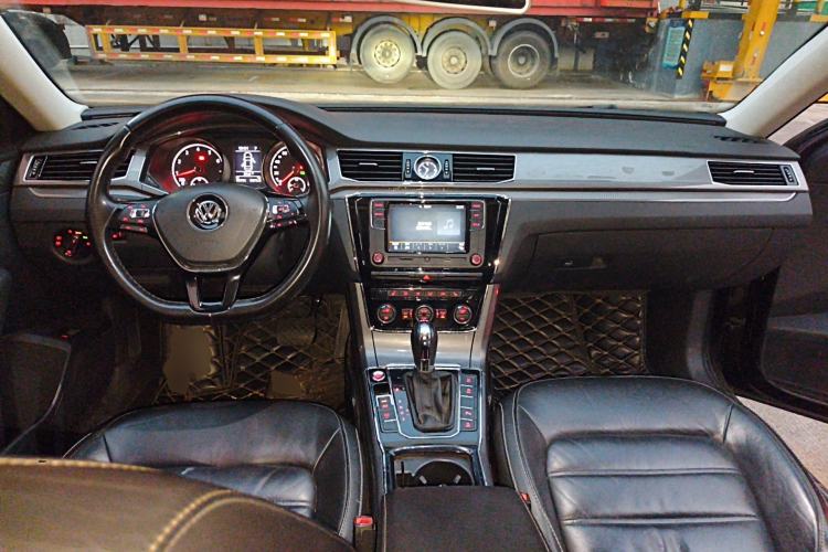 Used Volkswagen Passat 2017 280TSI DSG Luxury Edition Center Console