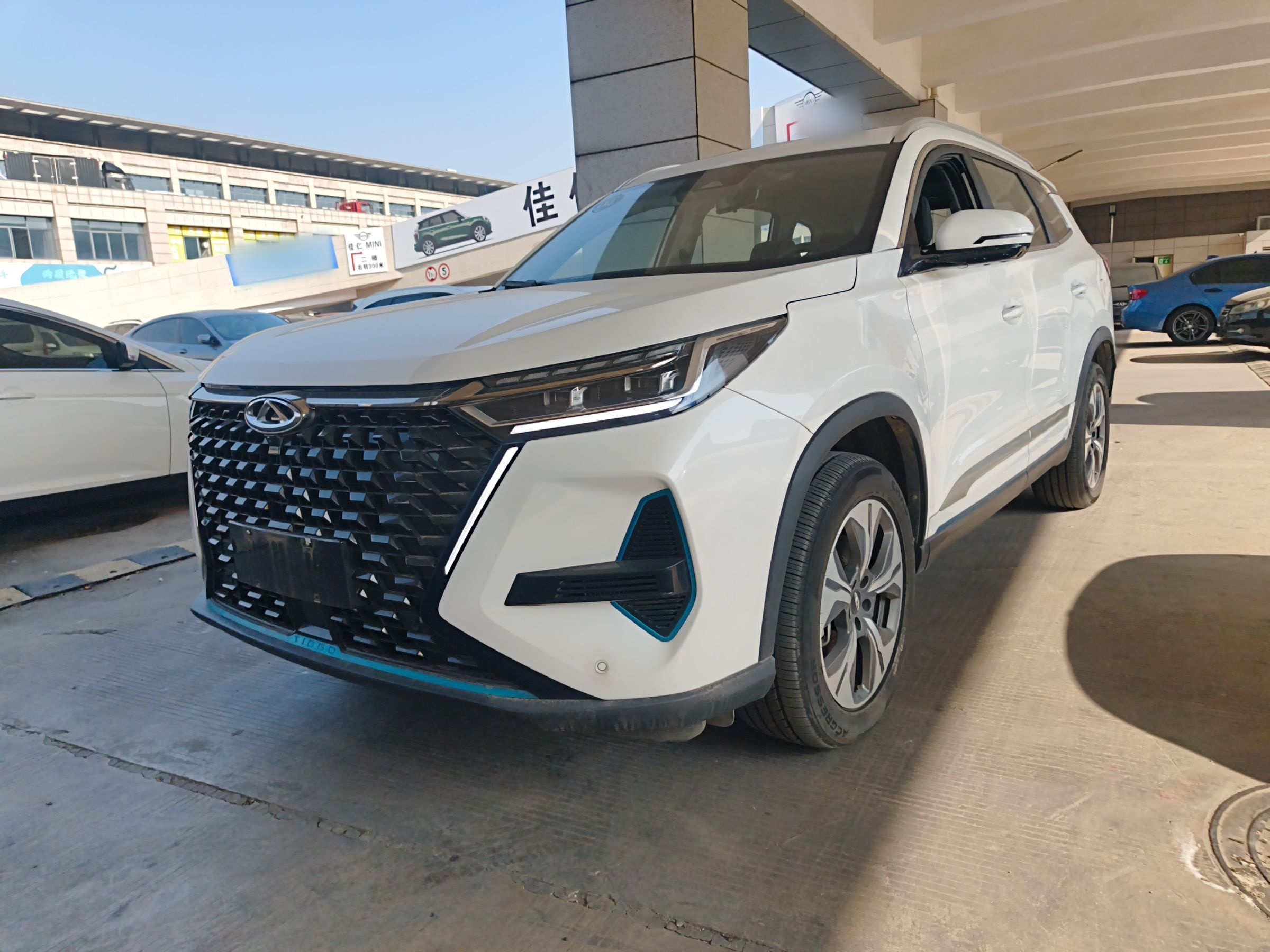 Под передней частью автомобиля