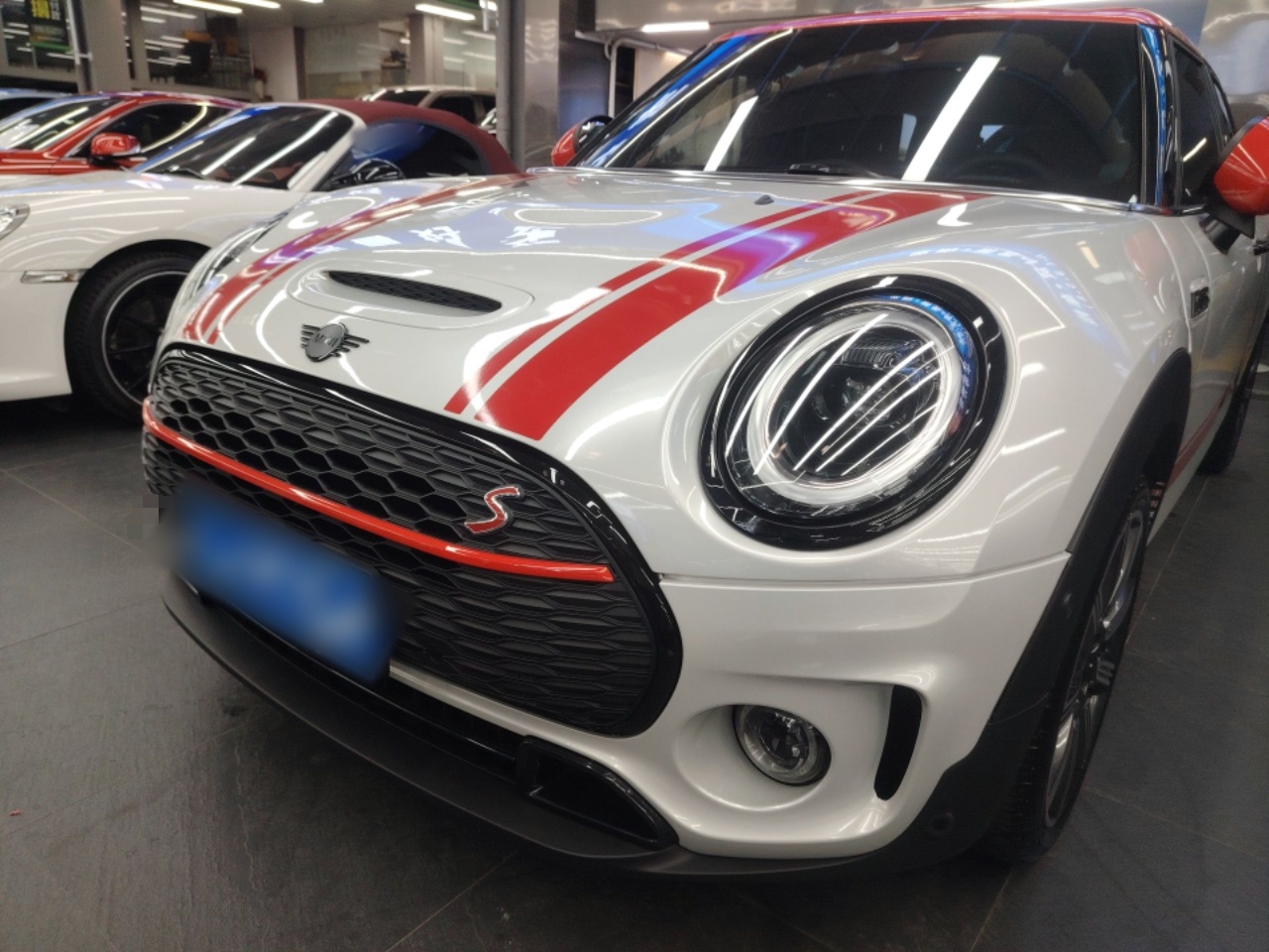 تحت مقدمة السيارة