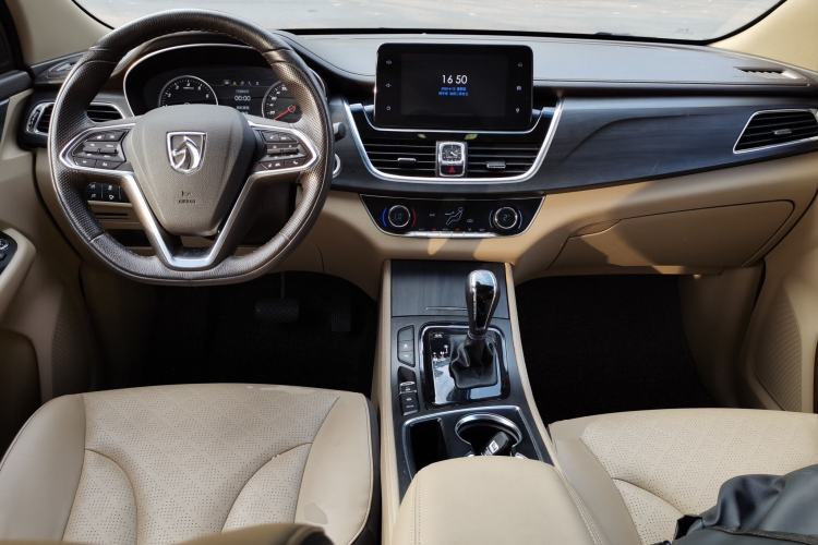 Used Baojun 730 2017 1.8L iAMT Prestige Version 7 Seats Center Console