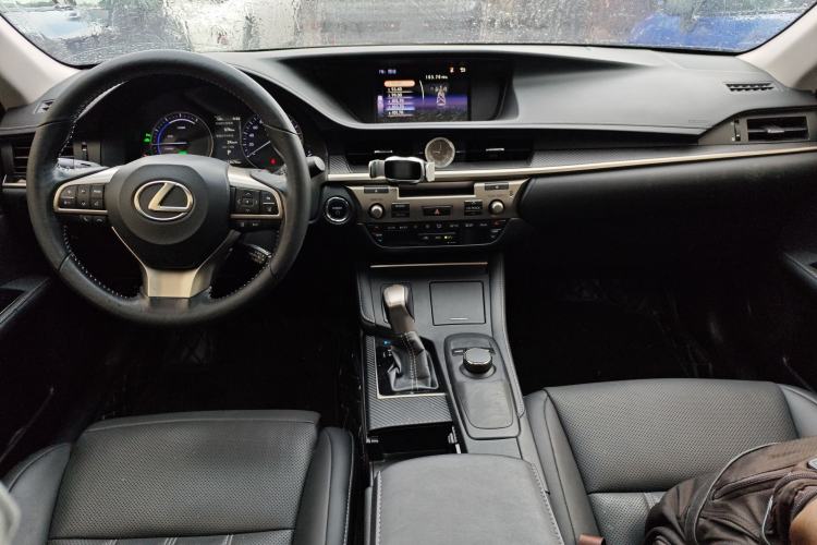 Used Lexus ES 2015 300h Comfort Edition

