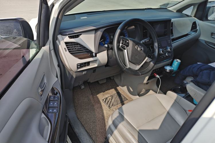 Used Toyota SIENNA 
