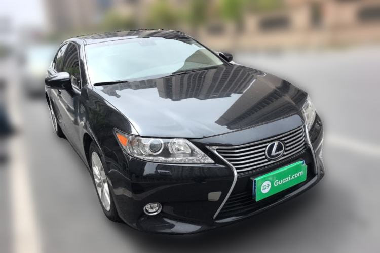 Used Lexus ES 2014 300h Elite Edition Front Right 45 Deg