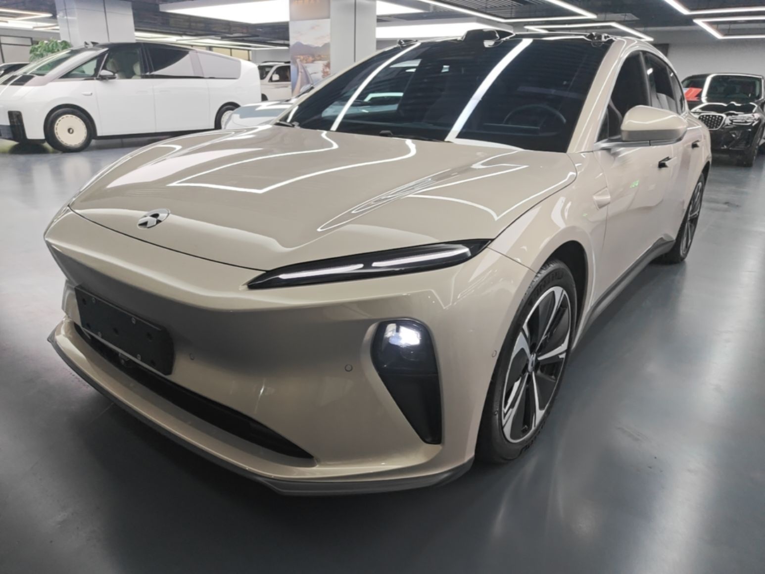 Unter der Vorderseite des Autos