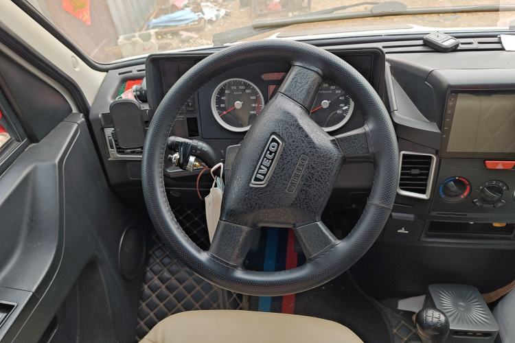 Used Iveco Daily 2020 2.5T A35 Passenger Van Single-Tire Mid-Roof Design 5-9 Seats with Sliding Side Door Meeting China V Emission Standards