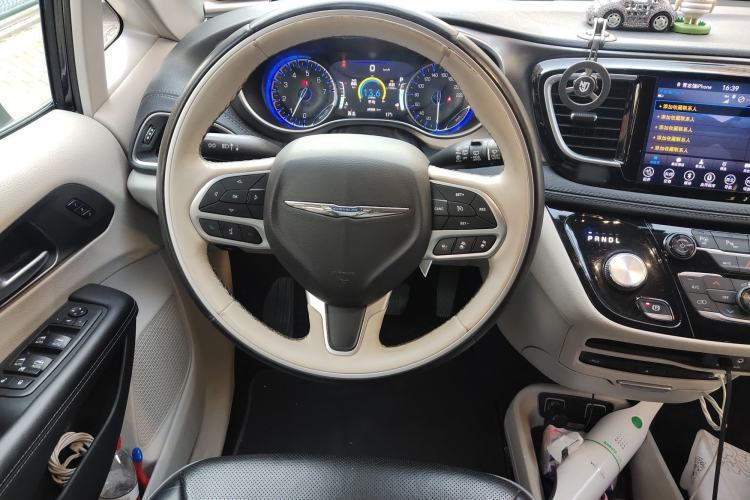 Used Chrysler Grand Voyager 2017 3.6L Premium Edition Steering Wheel