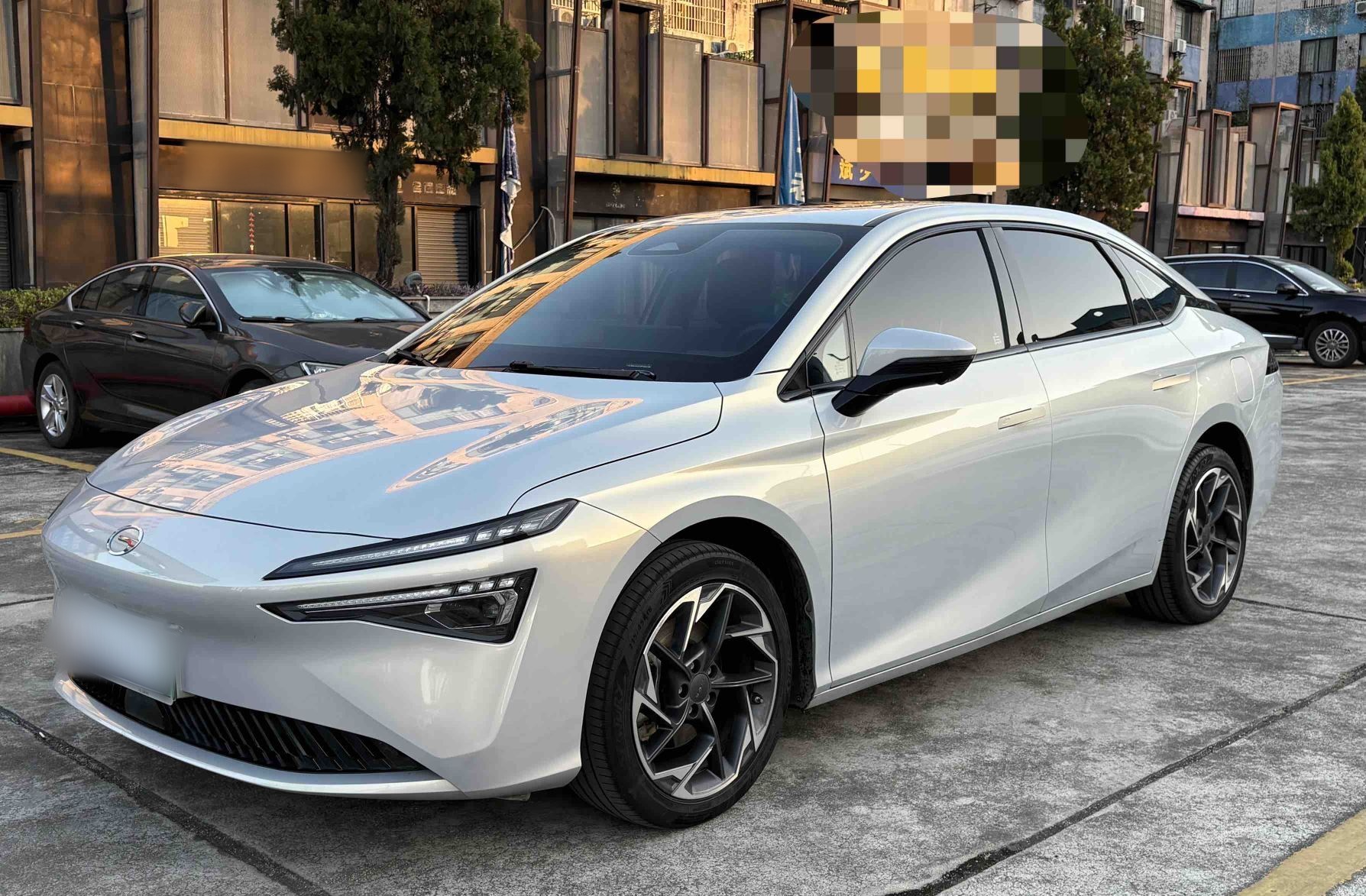 Под передней частью автомобиля