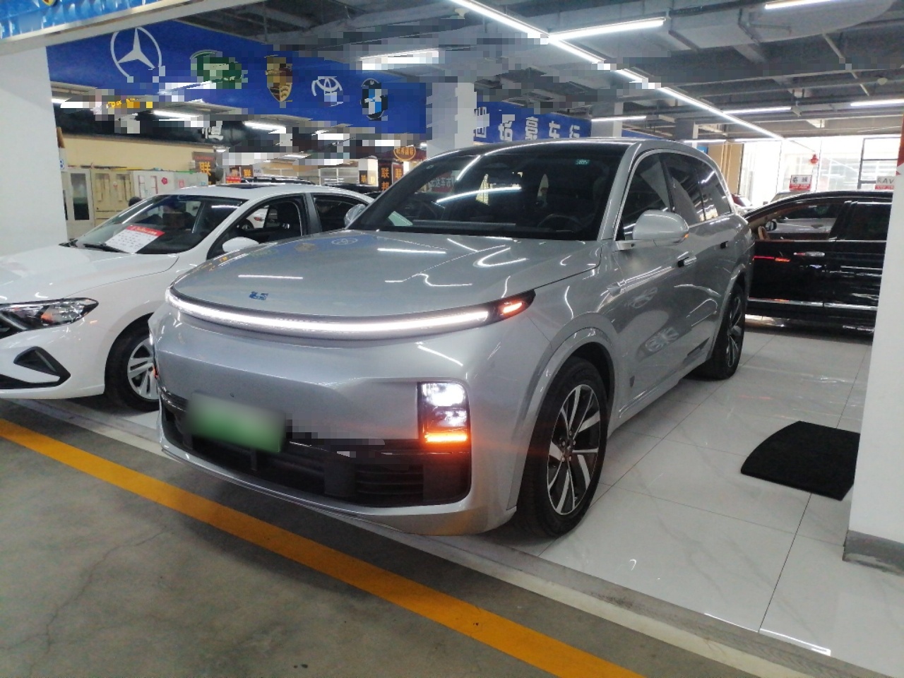 Под передней частью автомобиля