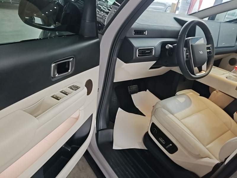Used Li Auto MEGA 2025 Home Family Special Edition — 15