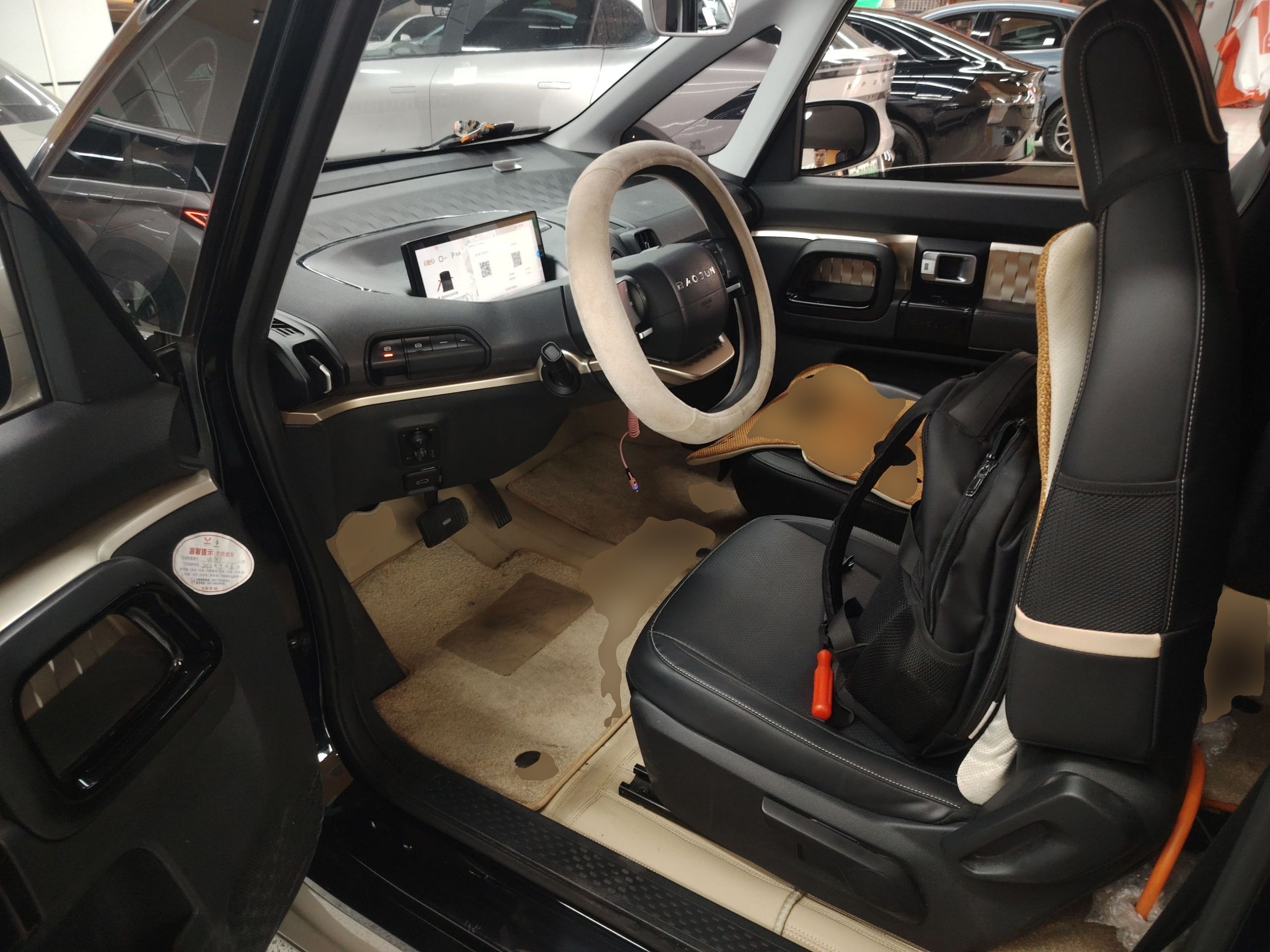 المقاعد الأمامية داخل السيارة