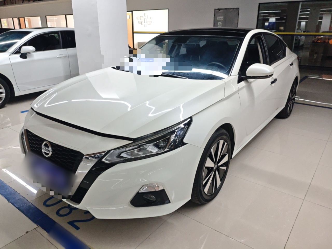 Под передней частью автомобиля