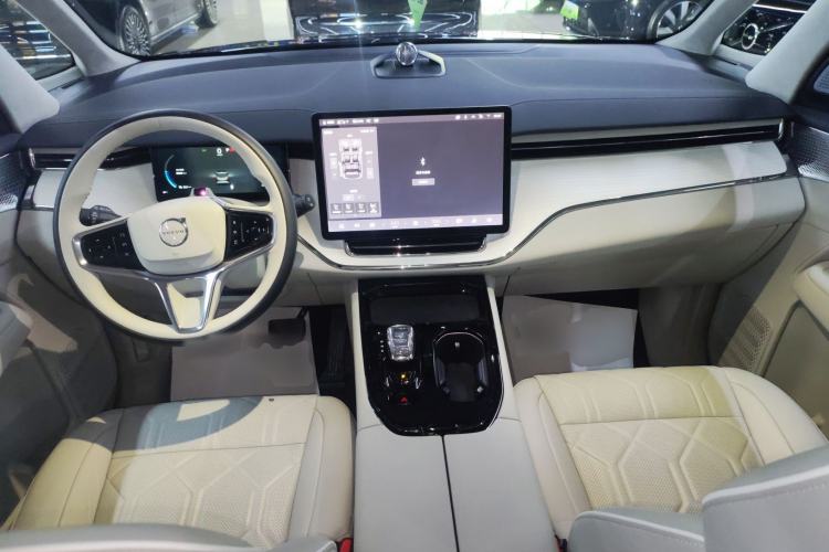 Used Volvo EM90 2025 Ultra Six-Seater Center Console