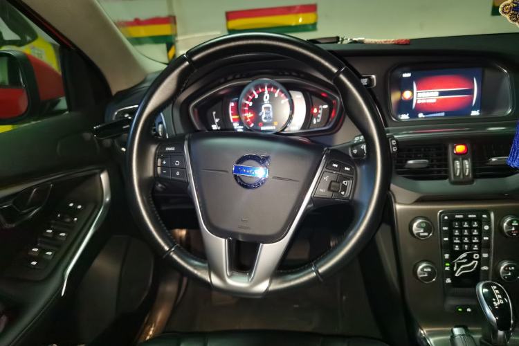 Used Volvo V40 2015 1.6T Zhiyi Edition

