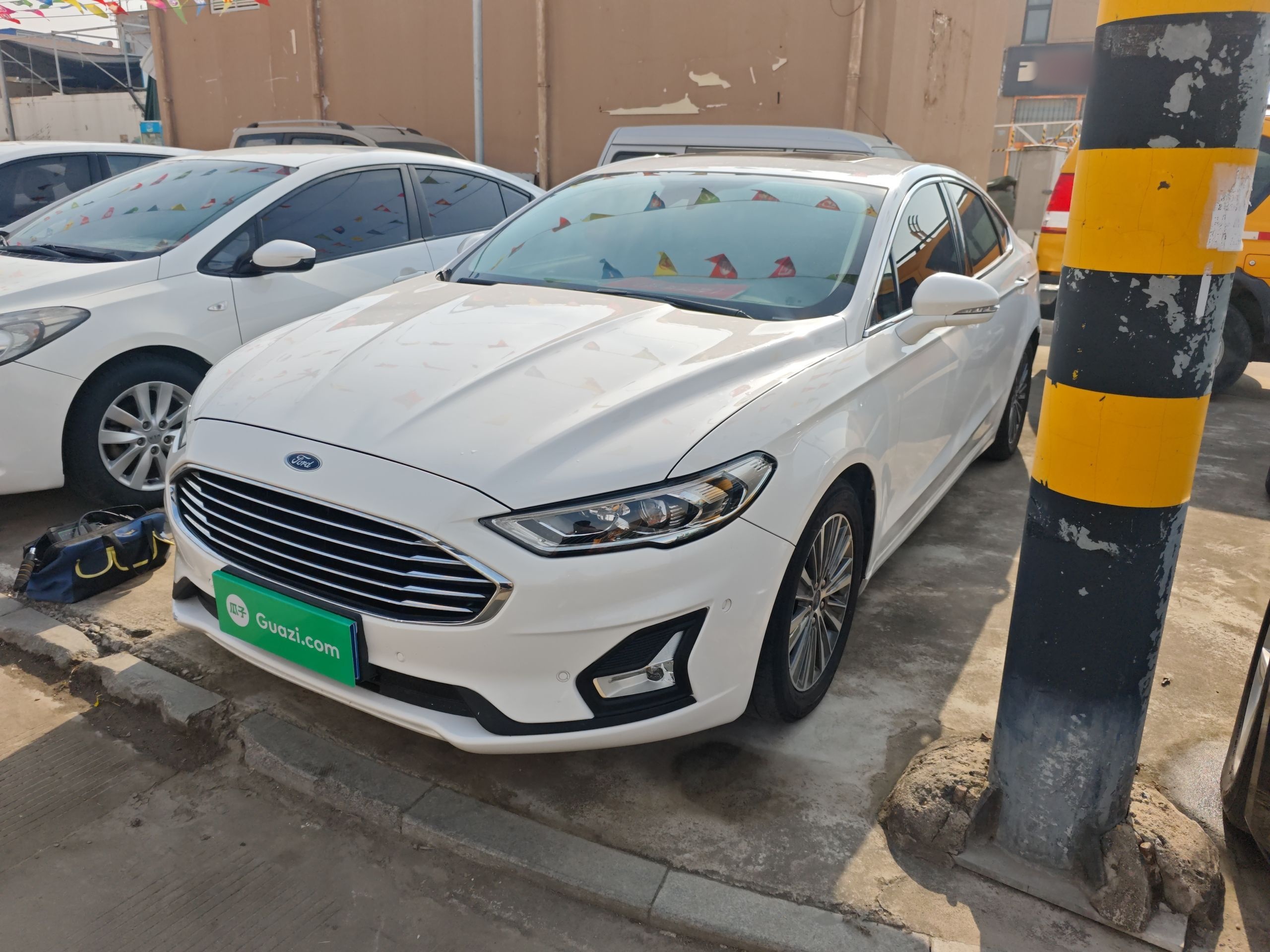 Под передней частью автомобиля