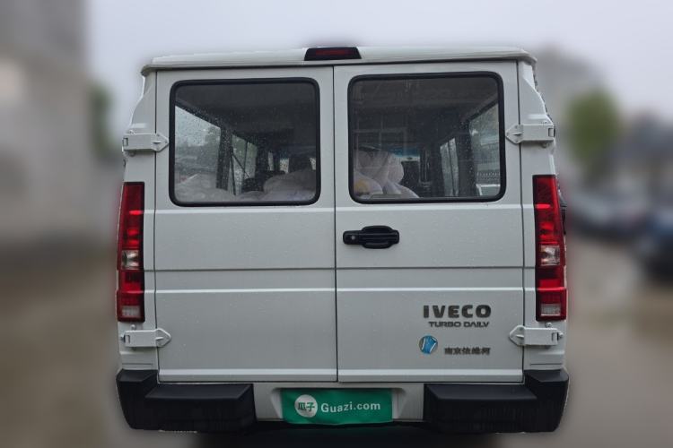 Used Iveco Daily 2023 2.5T A35M1 Short Wheelbase Low-Roof Single-Tire Side-Sliding Door 5-9 Seats
