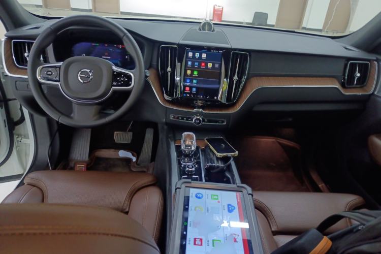 Used Volvo XC60 New Energy 2025 Plug-in Hybrid Long-Range All-Wheel Drive Smart Luxury Edition Interior 2