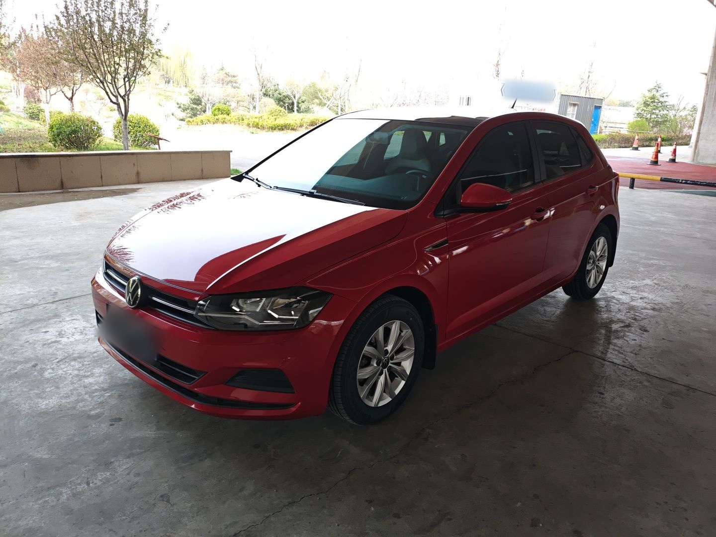 Под передней частью автомобиля