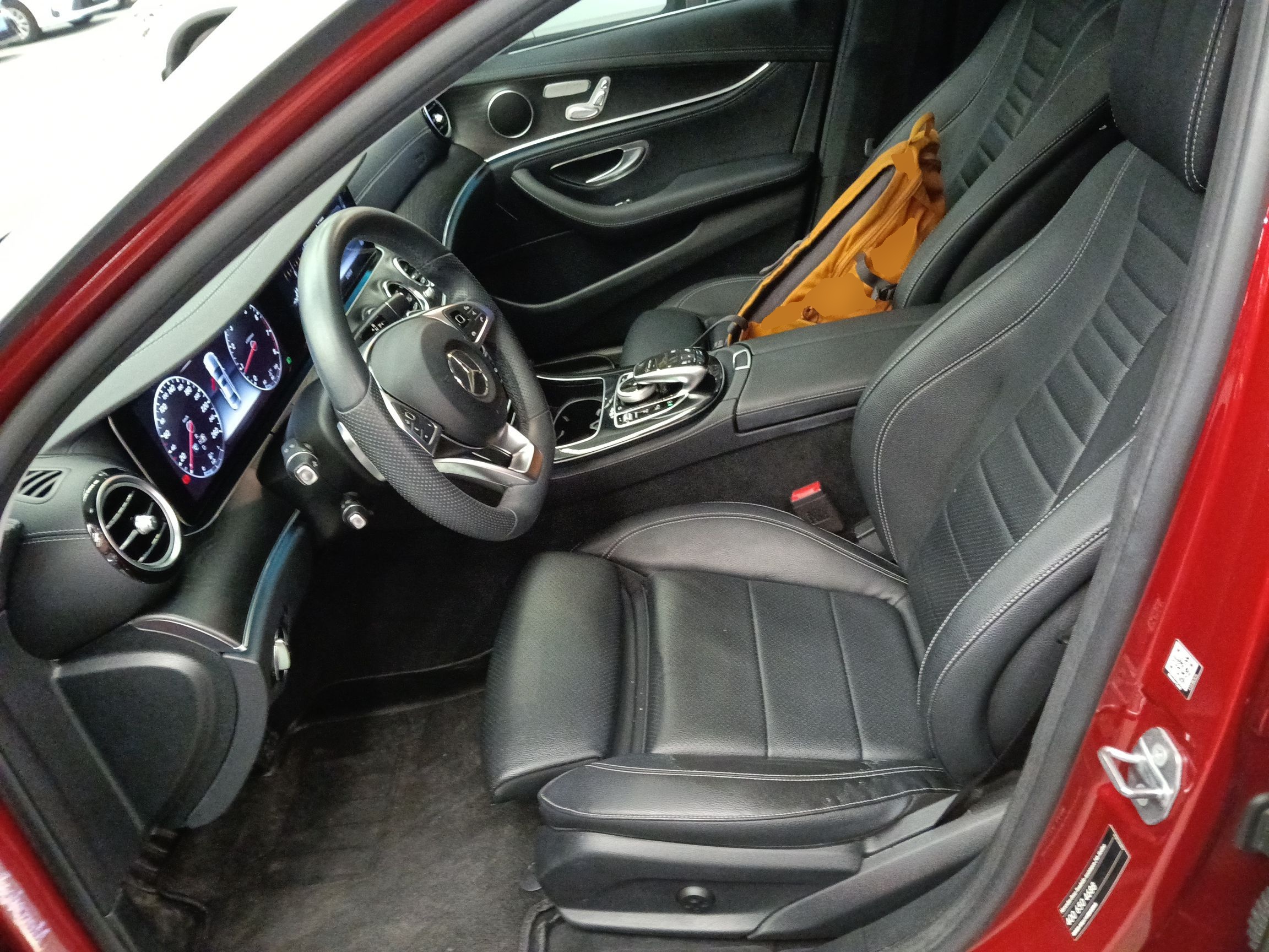 Переднее сиденье в автомобиле