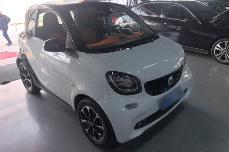 Used smart fortwo 2015 1.0L 52 kW Hardtop Passion Edition Front Right 45 Deg