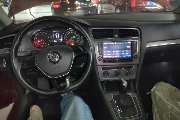 Used Volkswagen Golf 2016 230TSI Automatic Comfort Version Center Console