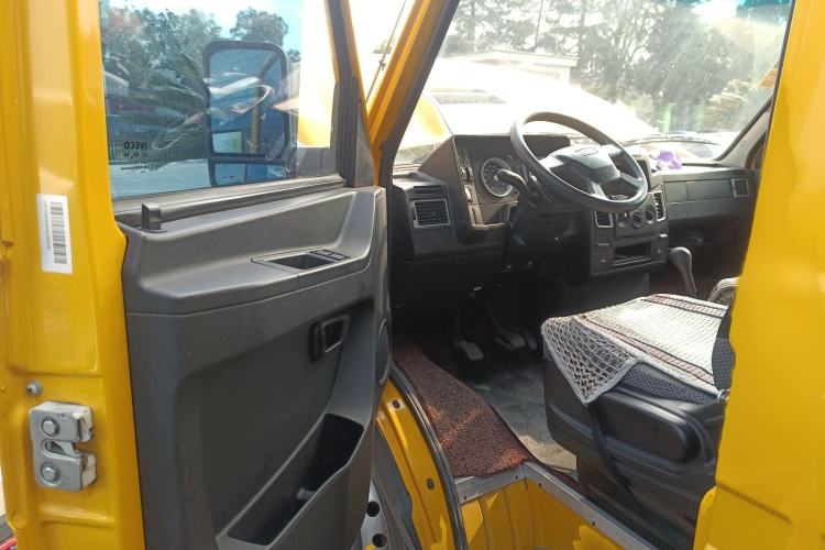 Used Iveco Daily 2021 2.8T V40 VAN厢式 Cargo Van 3-Seater Long Wheelbase Mid-Roof Design Dual Tires Manual Door