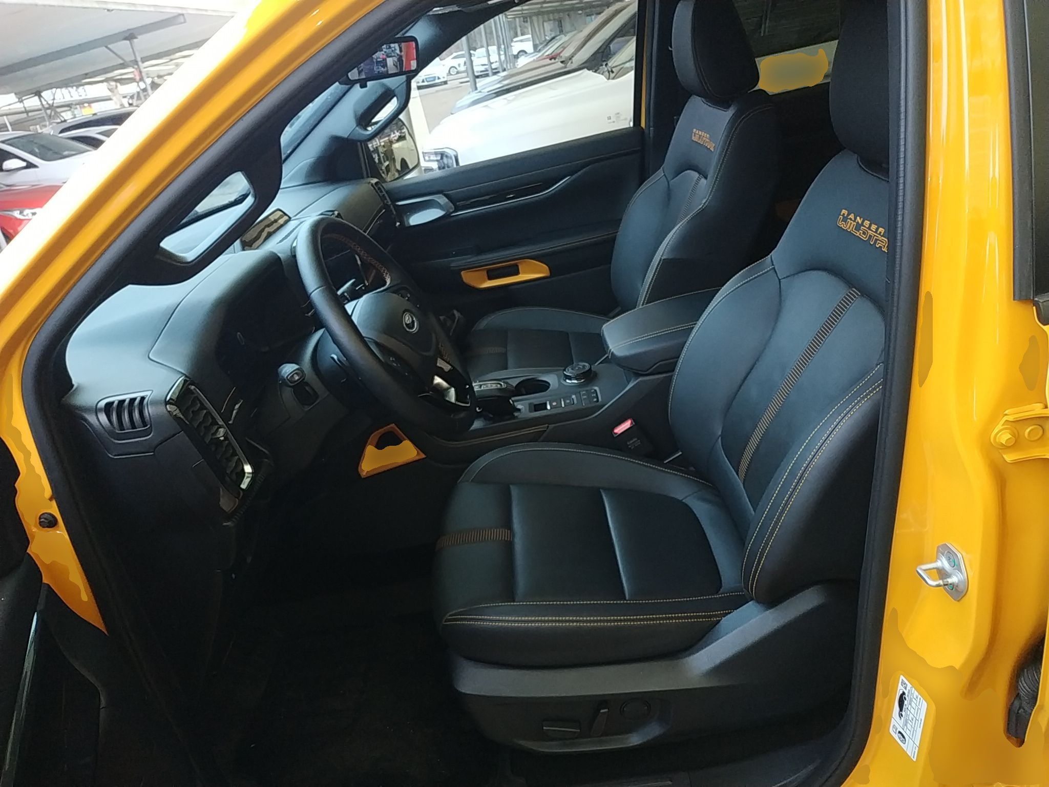 المقاعد الأمامية داخل السيارة