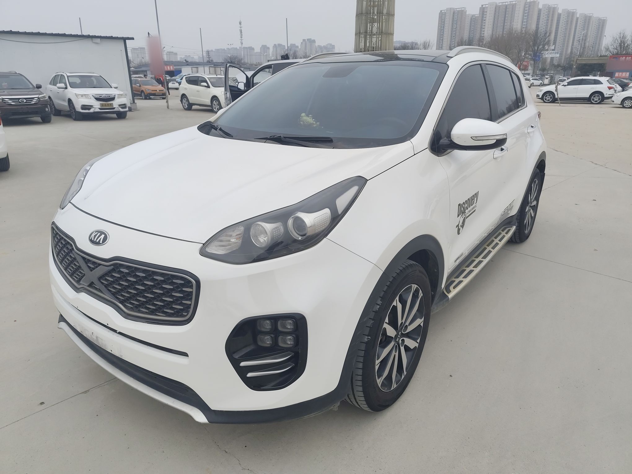 Под передней частью автомобиля