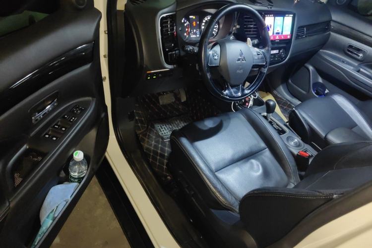 Used Mitsubishi Outlander 2016 2.4L 4x4 Elite Edition 7-Seater