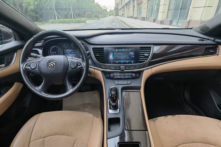 Used Buick LaCrosse 2018 28T Elite Edition Center Console