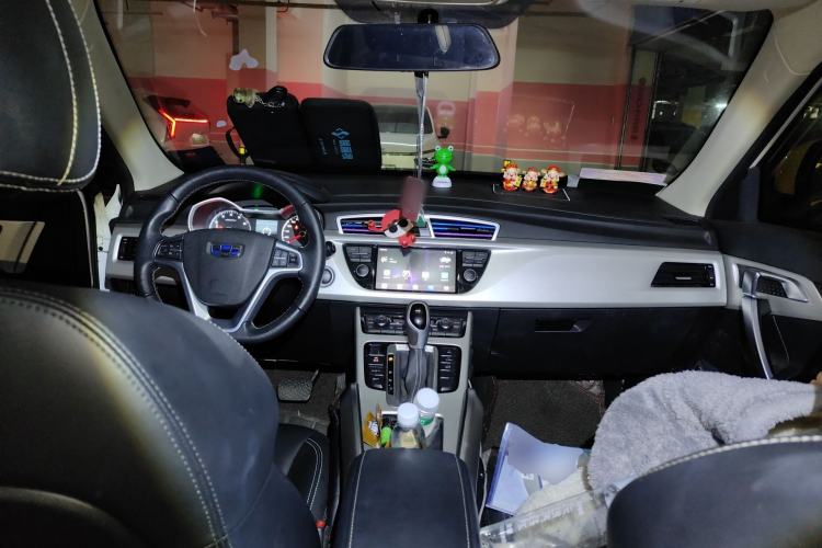 Used Geely Auto Emgrand X7 Sport 2018 1.8TD Automatic Two-Wheel Drive Zhiya Model Center Console