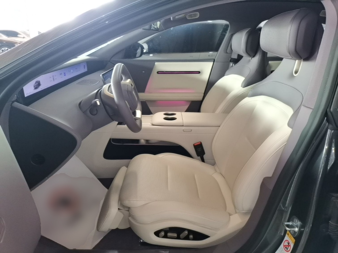 المقاعد الأمامية داخل السيارة