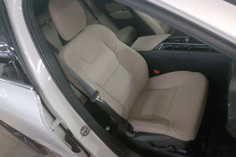 Used Volvo XC60 2026 B5 4x4 Smart Luxury Edition