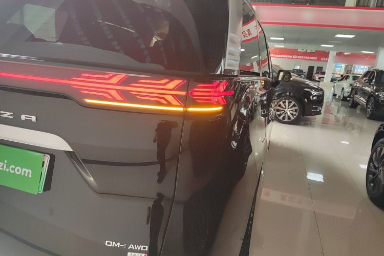 Used Denza D9 2025 DM-i Intelligent Drive 1020 Four-Wheel Drive Flagship Model
