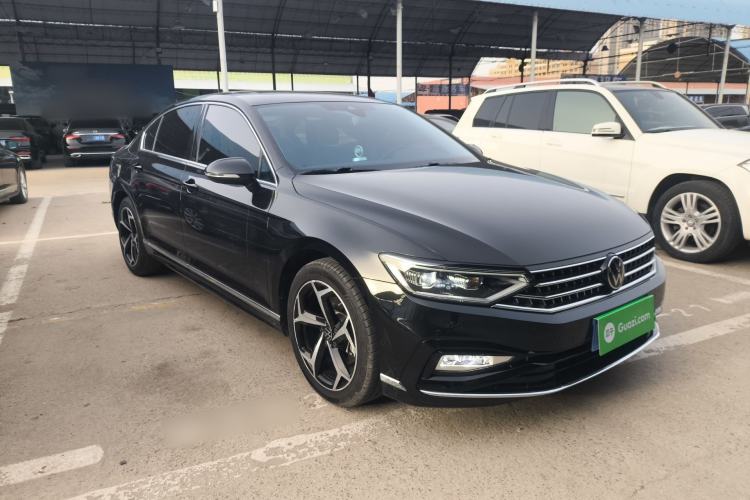 Used Volkswagen Magotan 2025 Zhongxiang Version 330TSI DSG Luxury Edition Front Right 45 Deg