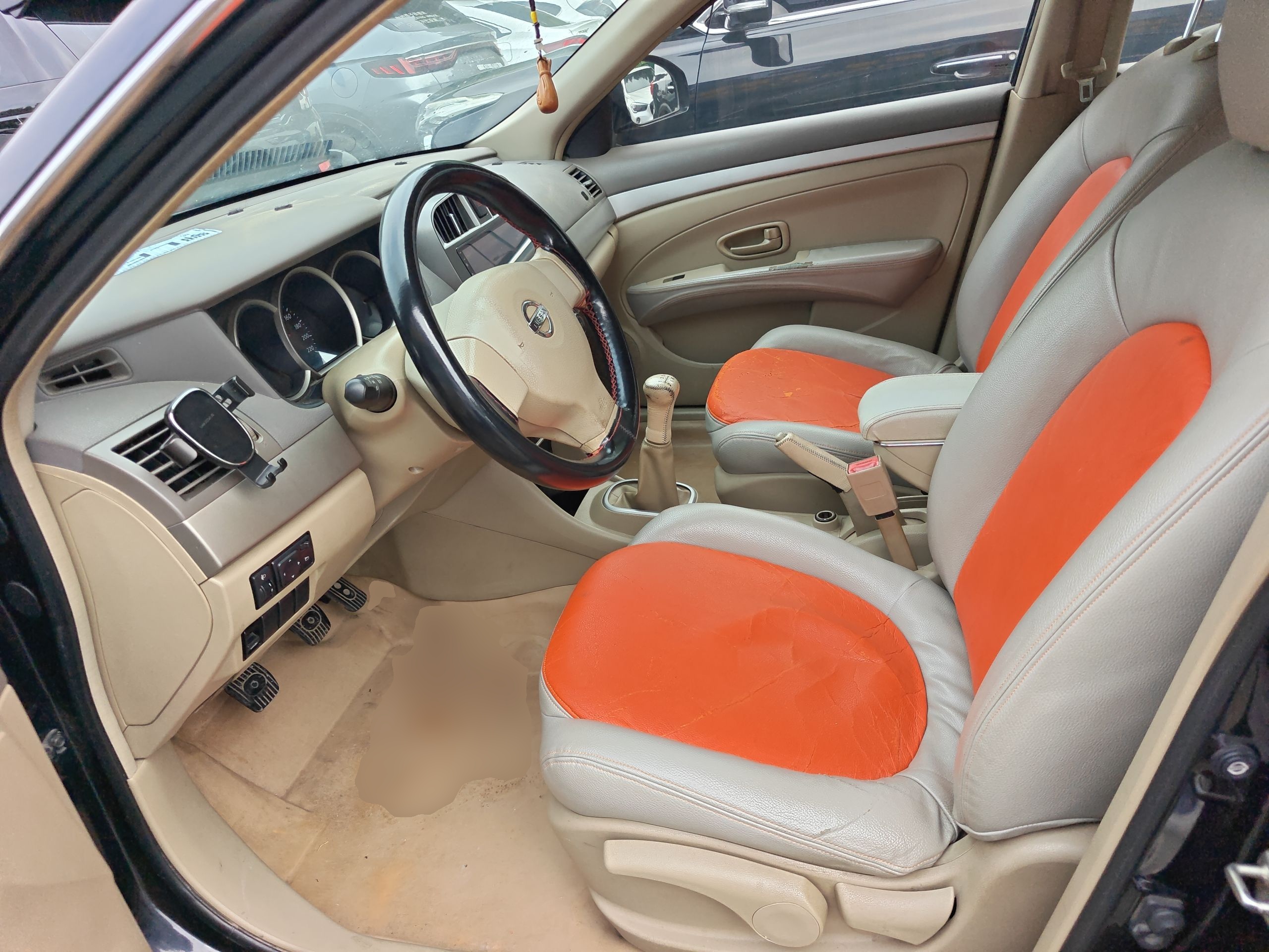 Переднее сиденье в автомобиле